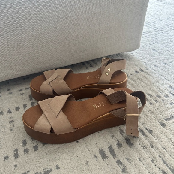 Women's Tan Platform Sandals - Picture 2 of 4